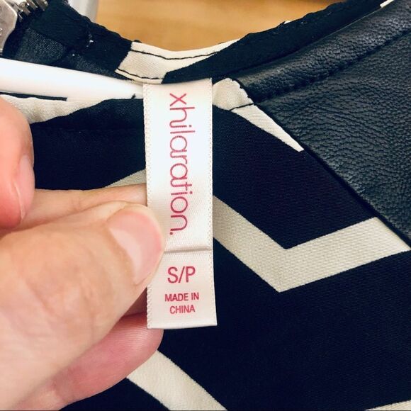 Xhilaration Chevron Print Faux Leather Shoulder Shift Dress in Black White /Sz S - Picture 3 of 4